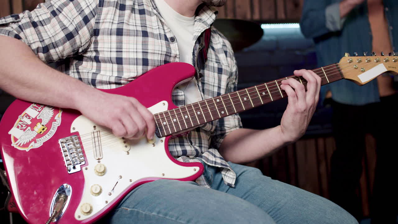 grupo musical en el estudio