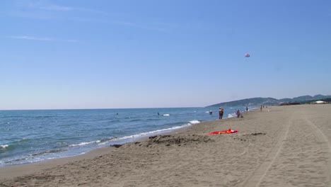 Playa-De-Arena-De-Ada-Bojana-Con-Algunas-Personas-Y-Kitesurf