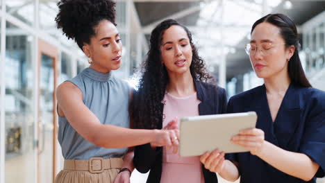 Tableta,-Caminata-Y-Comunicación-De-Mujeres-De-Negocios.