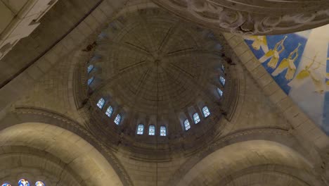 Majestätische-Kuppel-Aus-Dem-Inneren-Der-Kirche,-Bewegungsansicht-Von-Unten