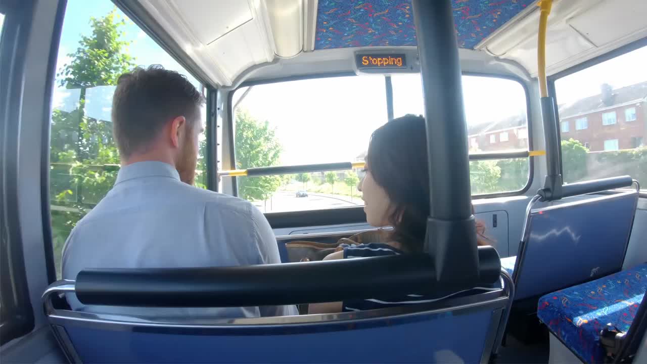 pareja interactuando entre sí mientras viajan en el autobús 4k