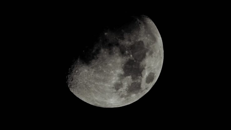 Lua movendo-se lentamente, imagens de arquivo em close-up