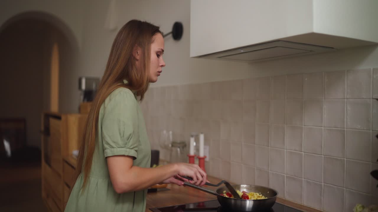 mujer cocinando en una cocina