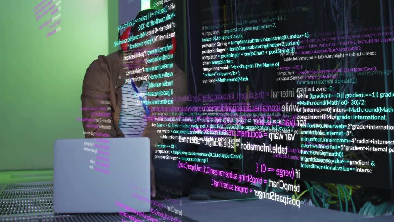 animación del procesamiento de datos sobre un ingeniero afroamericano usando una computadora portátil trabajando en la sala de servidores
