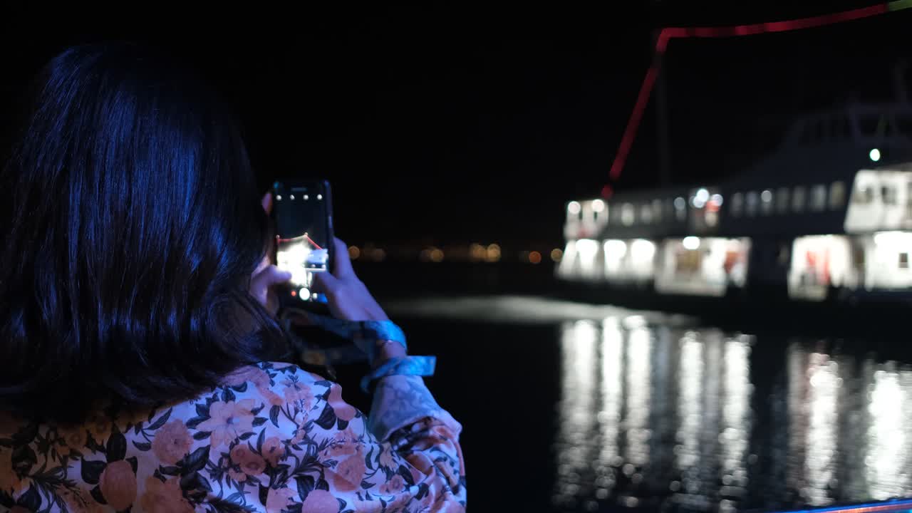 写真を撮る女性