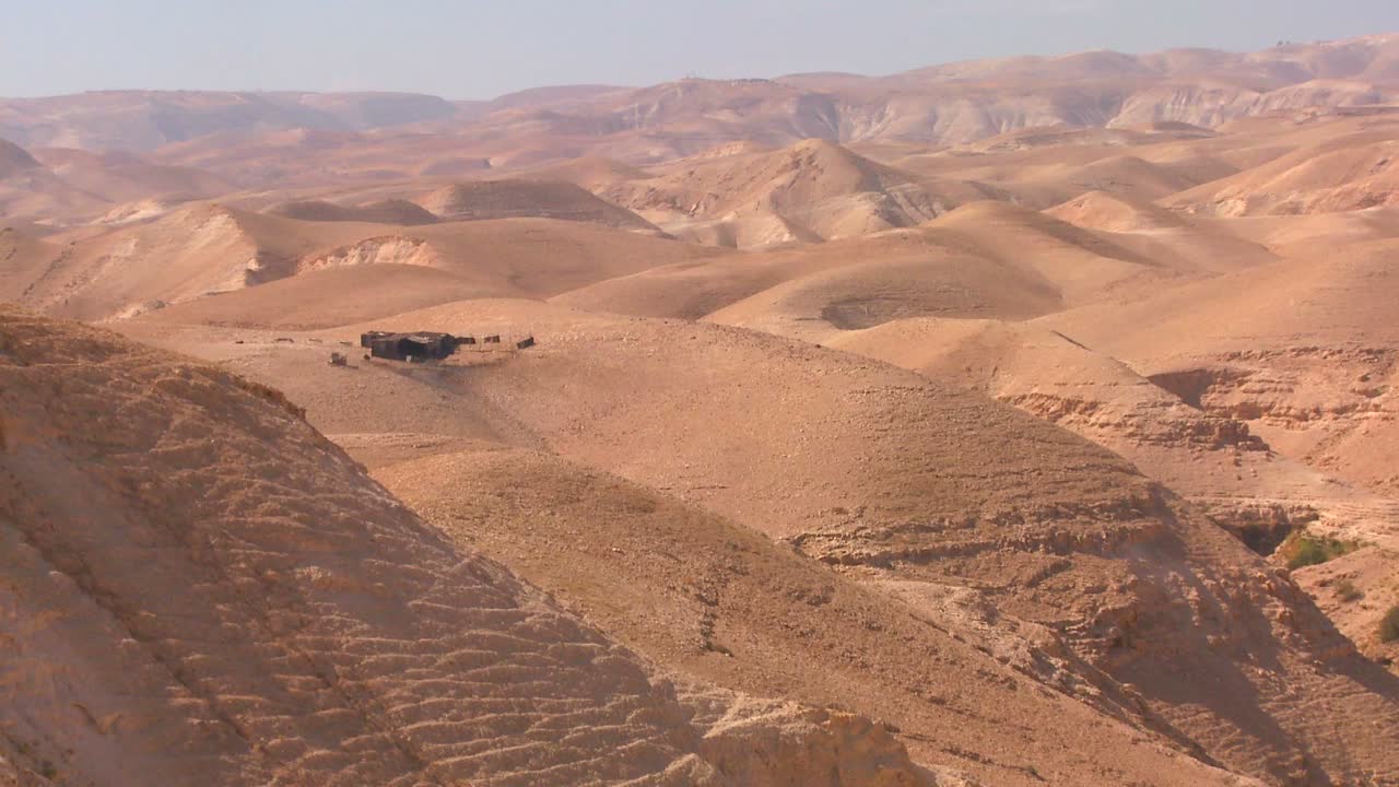 황량한 풍경은 이스라엘이나 요르단 1의 사해를 따라 늘어서 있습니다.