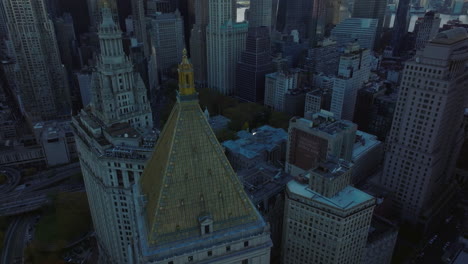 Luftbild-Von-Manhattan-Municipal-Building-In-Der-Innenstadt.-Hochhäuser-Rund-Um-Den-Rathauspark.-Manhattan,-New-York-City,-Vereinigte-Staaten