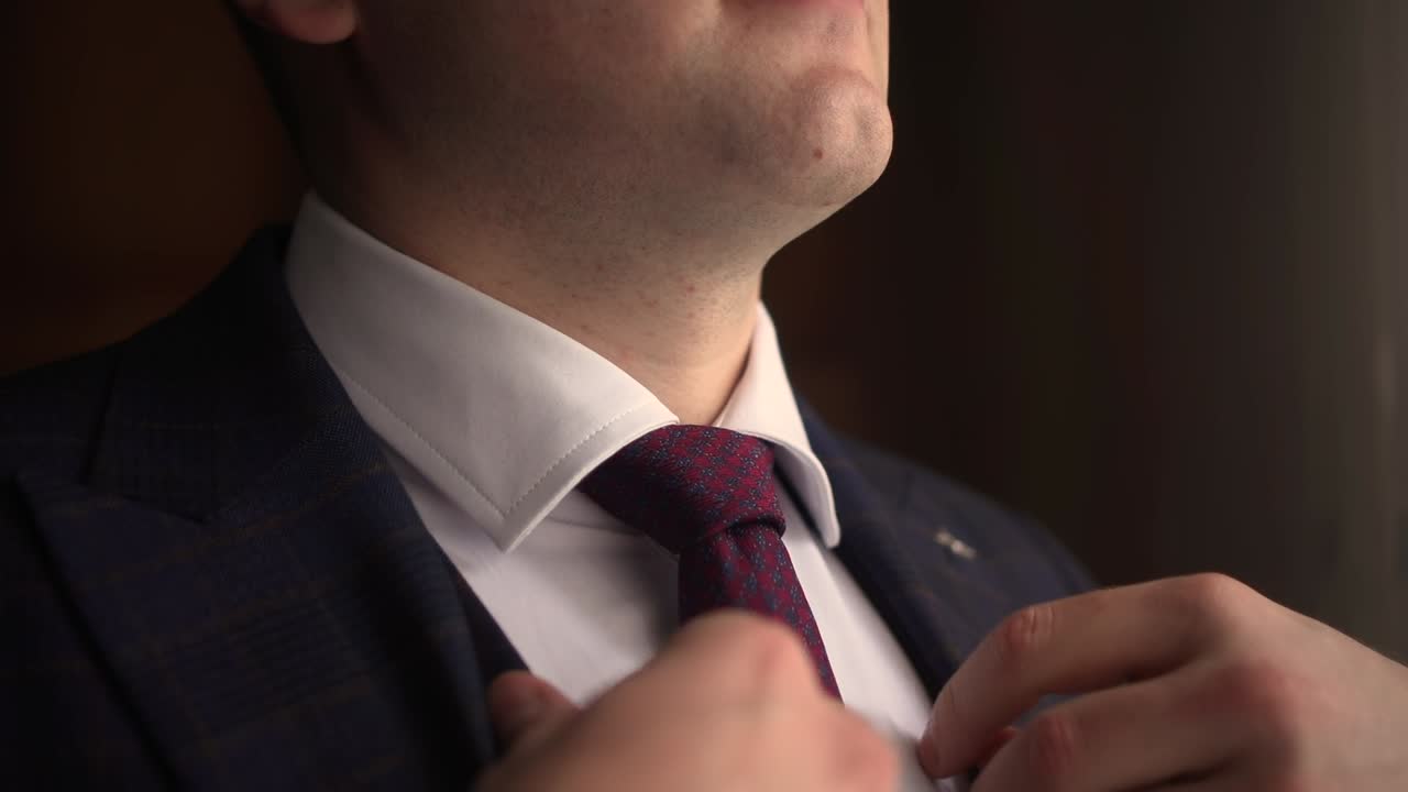 남자가 슈트와 타이 02을 입고 있습니다.