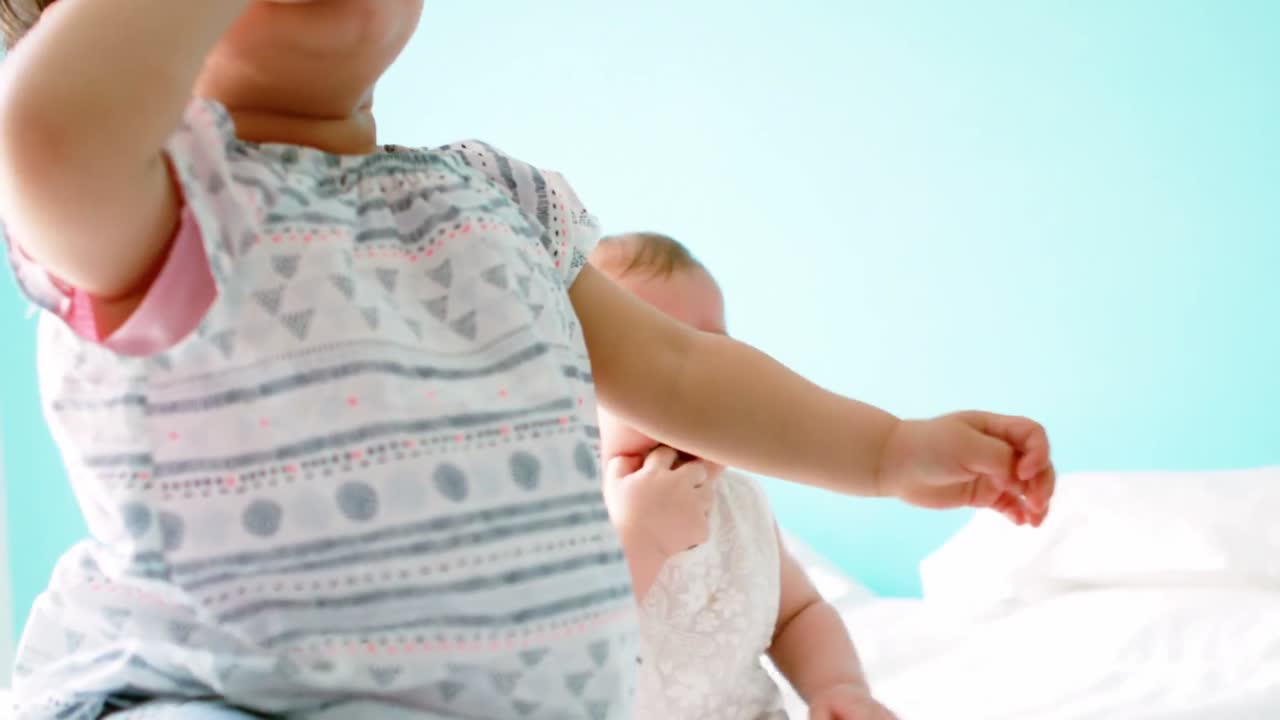 두 명의 무고한 아기 소녀들이 울고 있습니다.