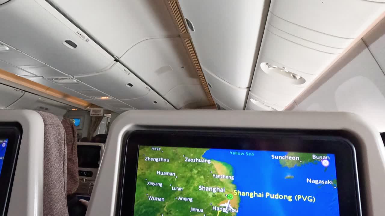 interior del avión con visualización de mapas de vuelo