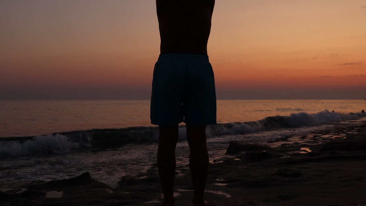 해가 지는 동안  ⁇ 고 있는 젊은이 1