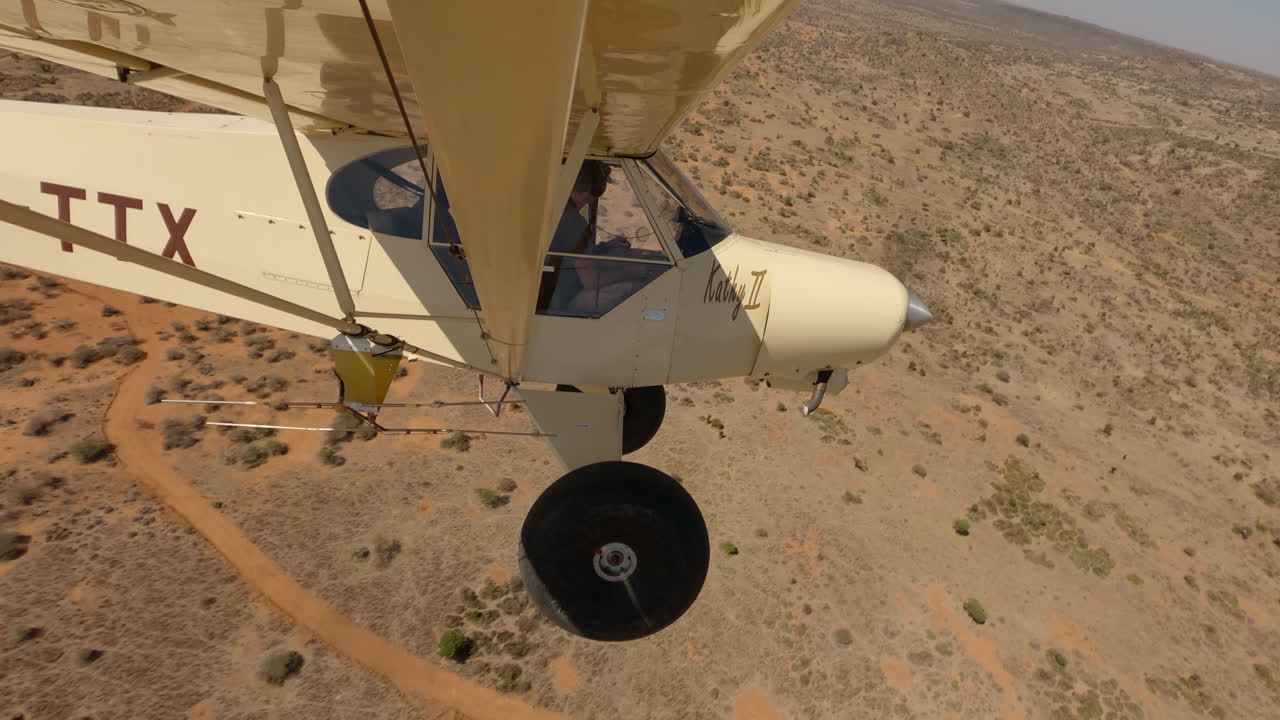 Piccolo aereo leggero su un letto di fiume e strade sterrate