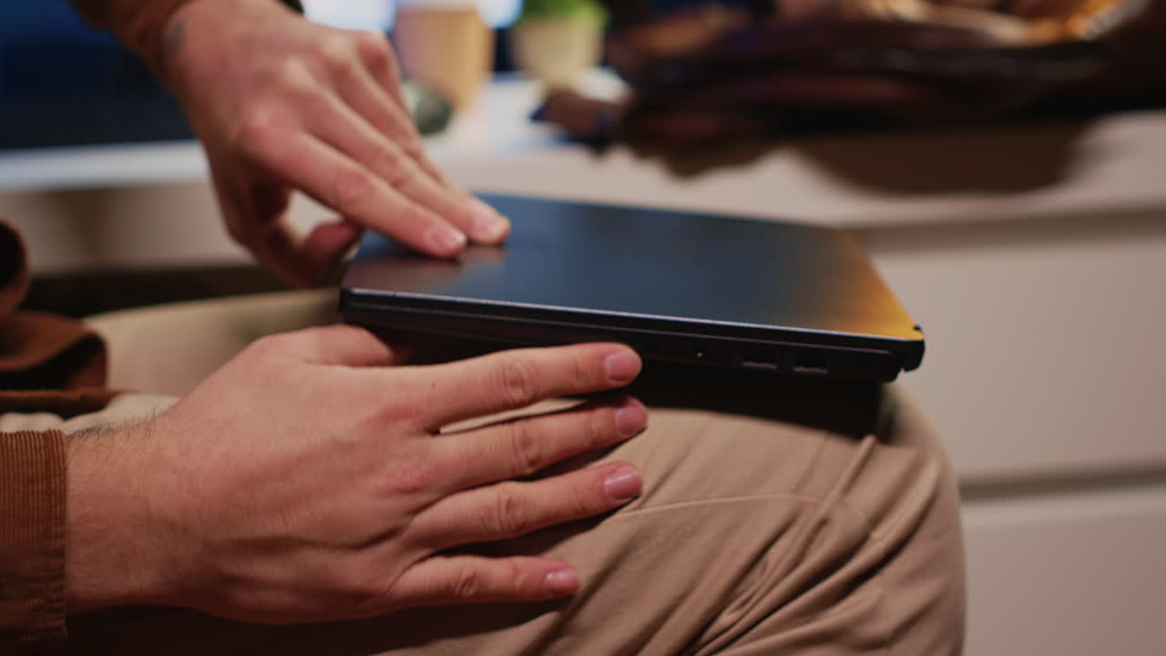 científico informático independiente que comienza a trabajar en una oficina personal en casa