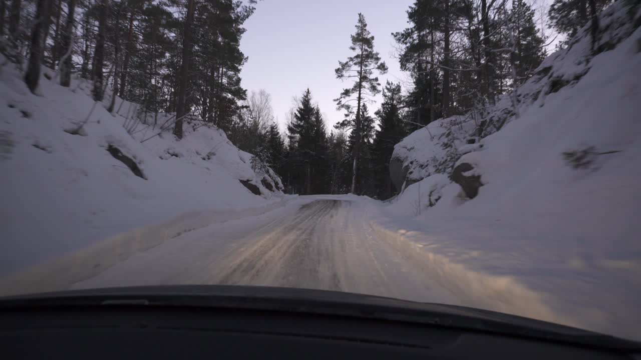punto de vista de conducción en carretera estrecha de montaña durante el invierno