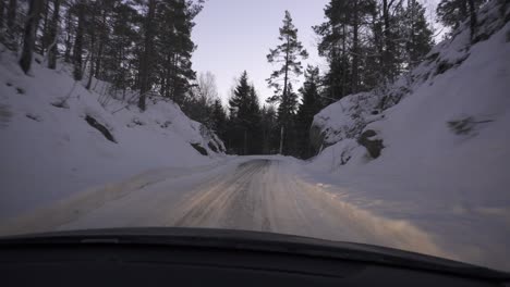 POV-Sicht-Fahren-Auf-Schmaler-Bergstraße-Im-Winter