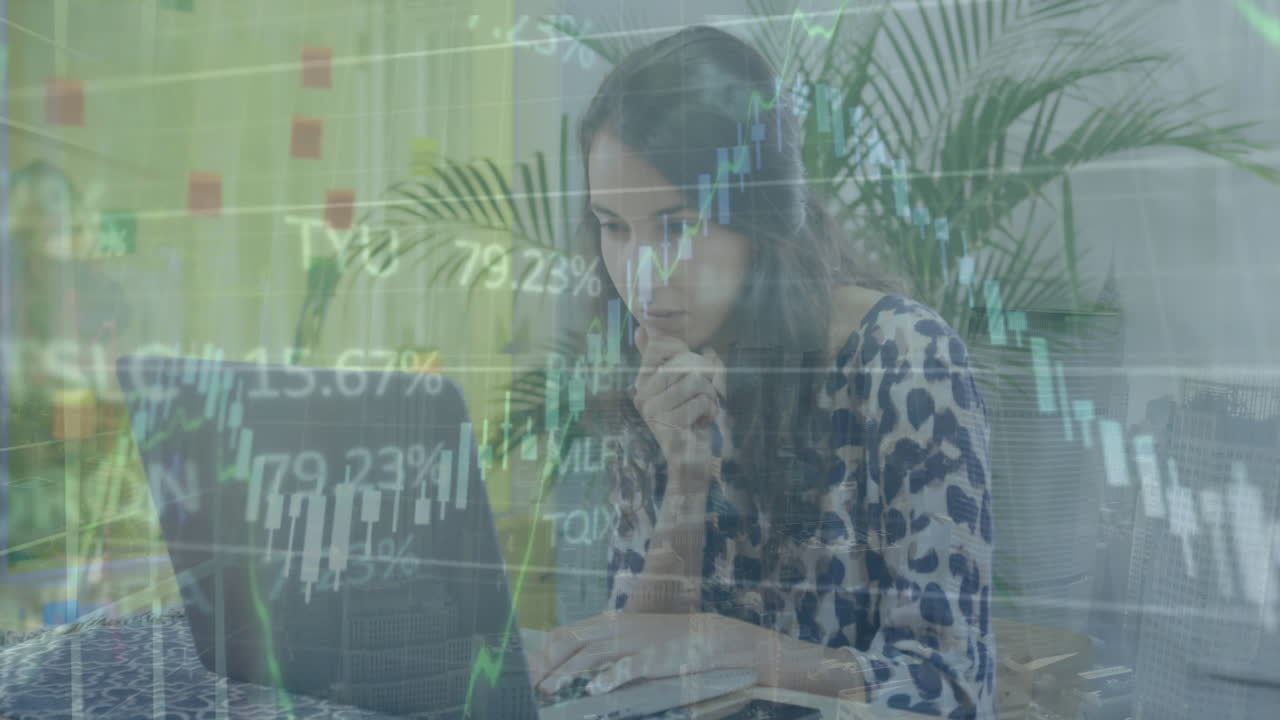 animación del procesamiento de datos financieros sobre una mujer caucásica usando una computadora portátil