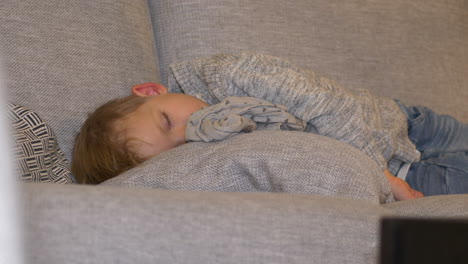 Lindo-Niño-Caucásico-De-Dos-Años-Durmiendo-En-El-Sofá