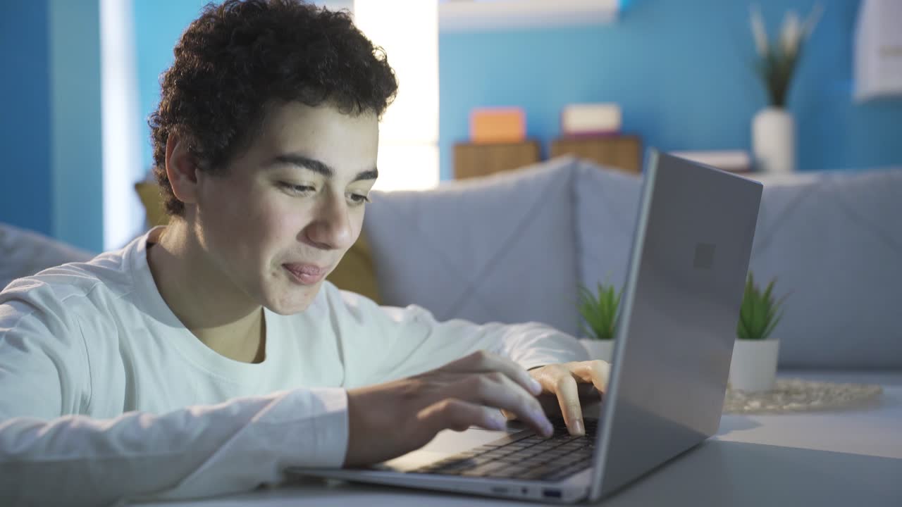 y un adolescente feliz enviando mensajes de texto en las redes sociales. comunicación, mensaje.