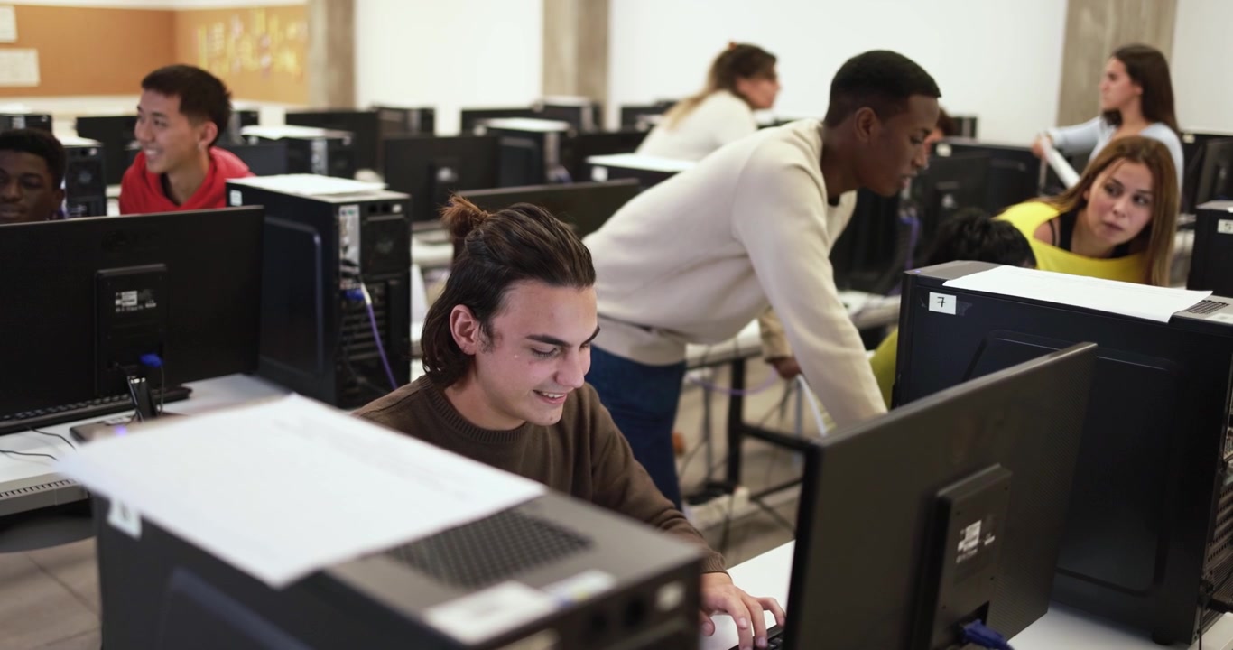 Gruppo eterogeneo di studenti che collaborano in laboratorio informatico