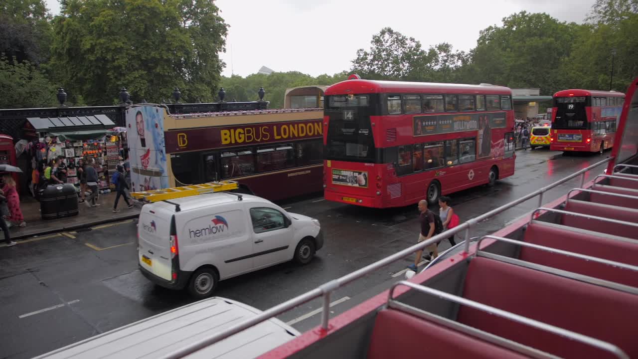 Busy traffic in London by the Green Park tube station.