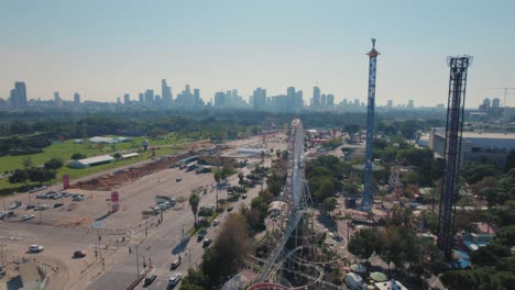 Rueda-De-Ferris-En-Un-Pequeño-Parque-Temático-Cerrado---Disparo-De-Paralaje