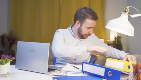 el trabajador de oficina en casa se deprime.