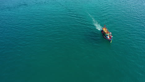 Imágenes-De-4k-De-Un-Dron-Aéreo-De-Un-Barco-Viajando