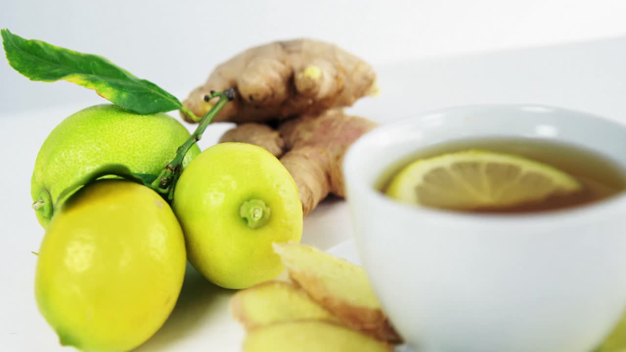 레몬 차와 레몬과  ⁇ 어낸 생강