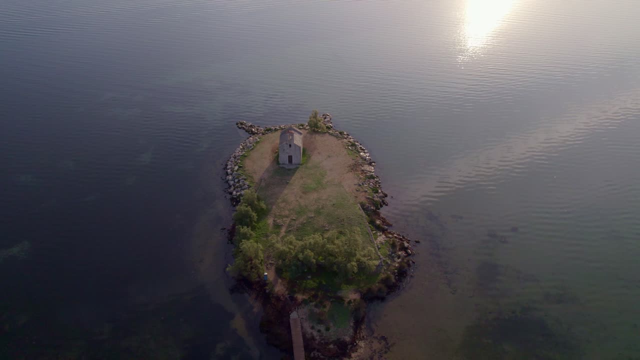 Amanecer sobre la iglesia costera de Posedarje