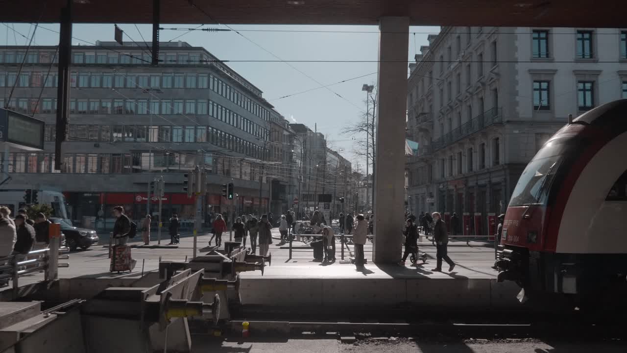 vista desde la estación central de tren a la ciudad, zurich, suiza