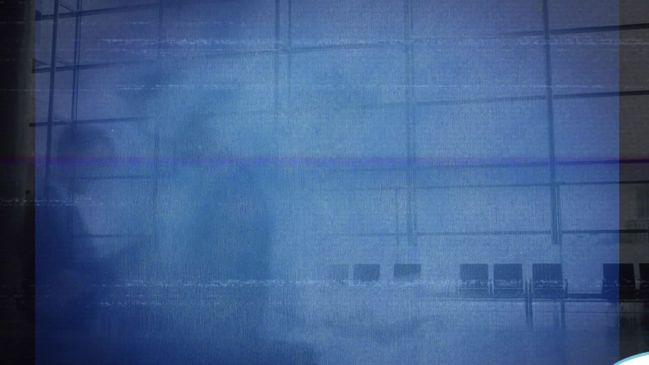 Animation af flash-udsalgstekst over gående mennesker.