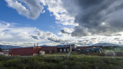 Hyperlapse-Großer-Gewitterwolken-In-New-Mexico,-Aufgenommen-Aus-Einem-Fahrenden-Zug