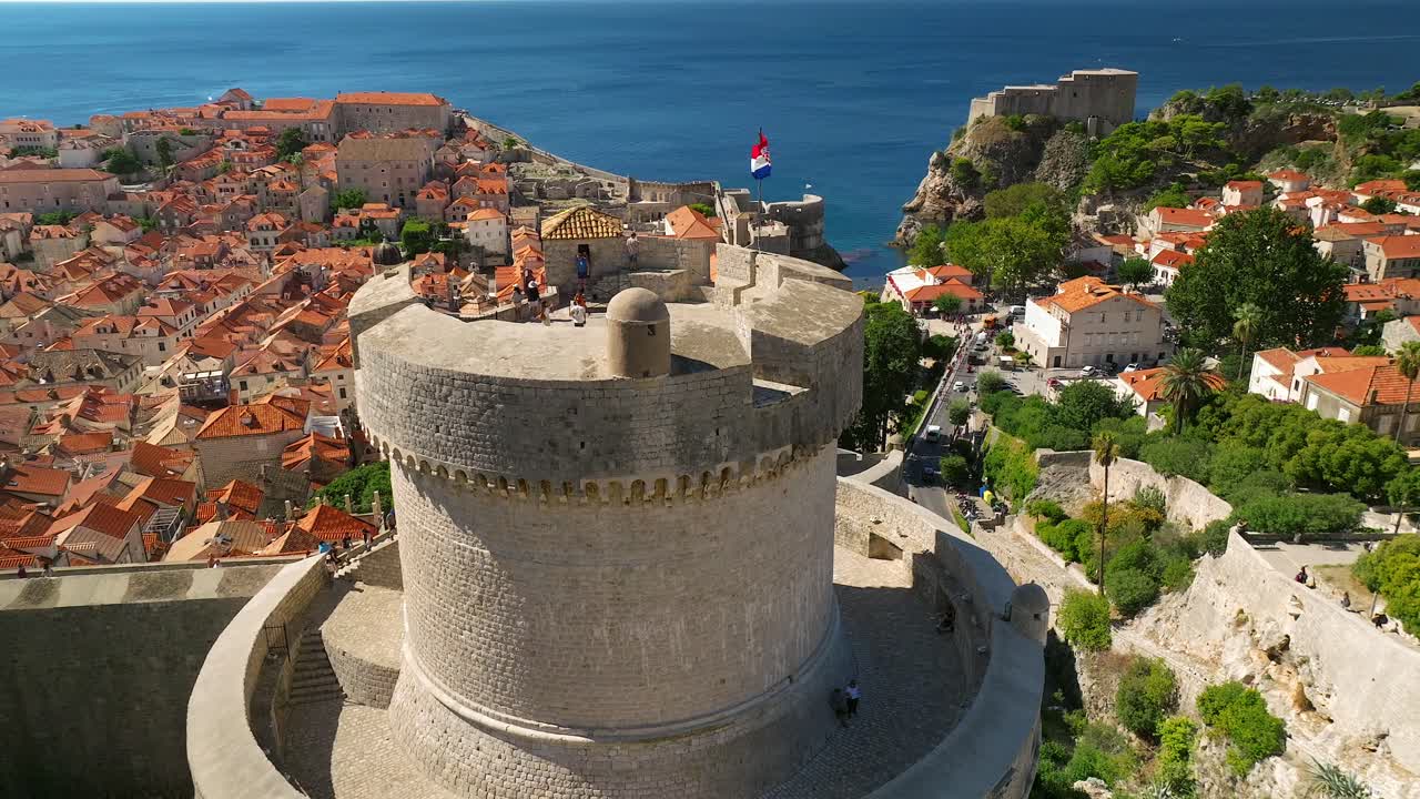 크로아티아 두브로브니크 구시가지에 있는 감시탑의 공중 접근을 낮추는 것