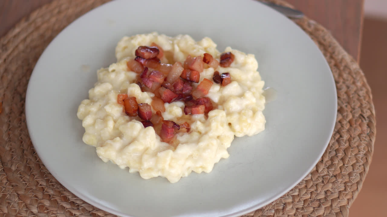 Cibo slovacco pronto da mangiare in un piatto. Bryndzove Halusky. Primo piano.