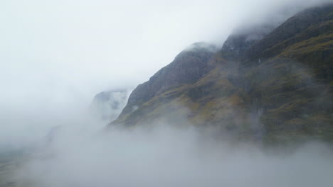 Nebel,-Der-über-Die-Schroffen-Hügel-Von-Glencoe-In-Schottland-Rollt,-Schafft-Eine-Mystische-Atmosphäre