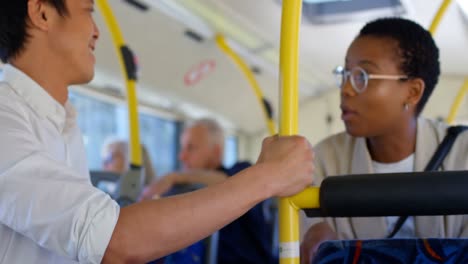 pasajeros que interactúan entre sí mientras viajan en el autobús 4k