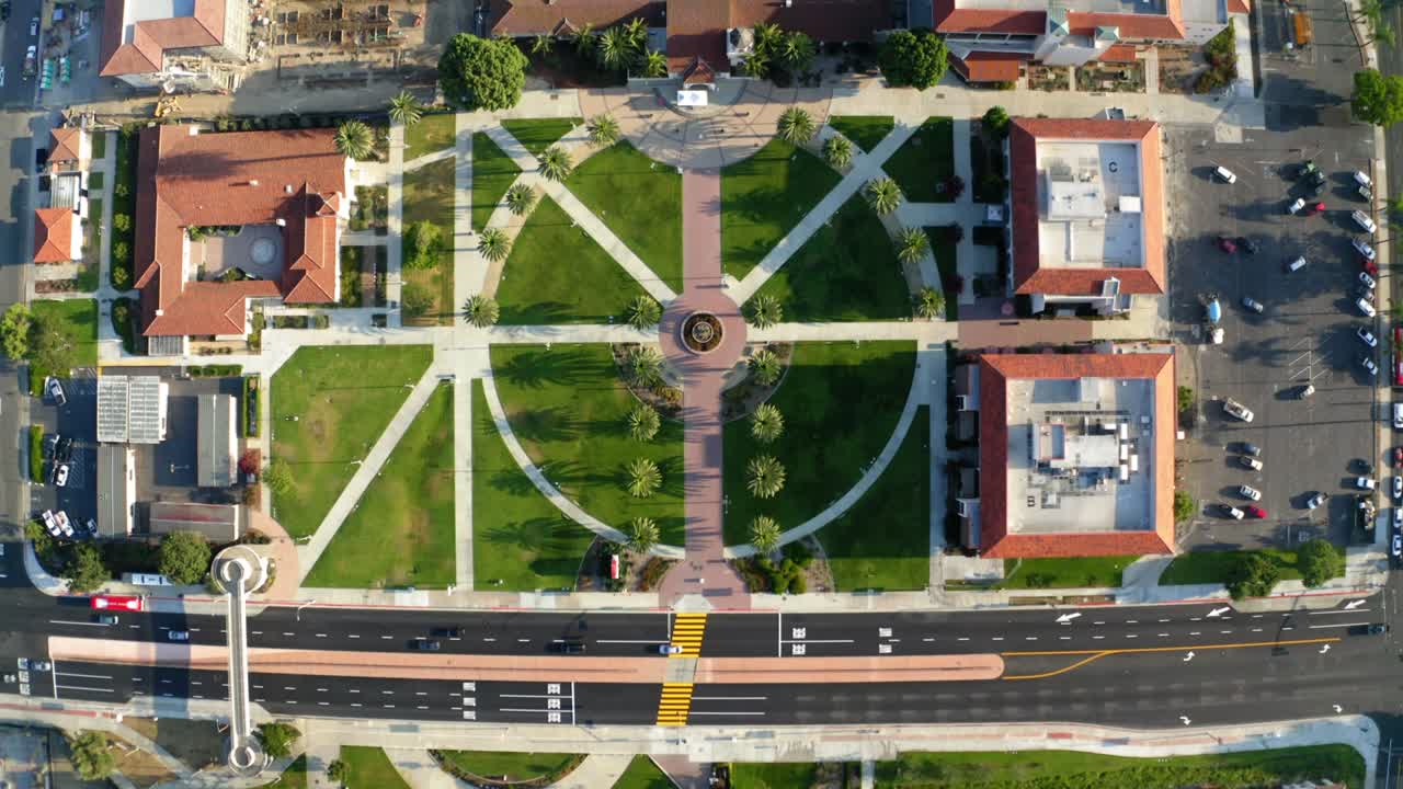 drones en el campus universitario de la ciudad de long beach 4k 30fps