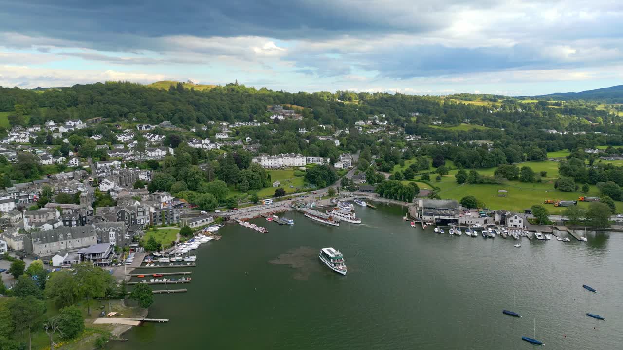 Pemandangan udara sinematik kota Bowness-on-Windermere yang ramai.