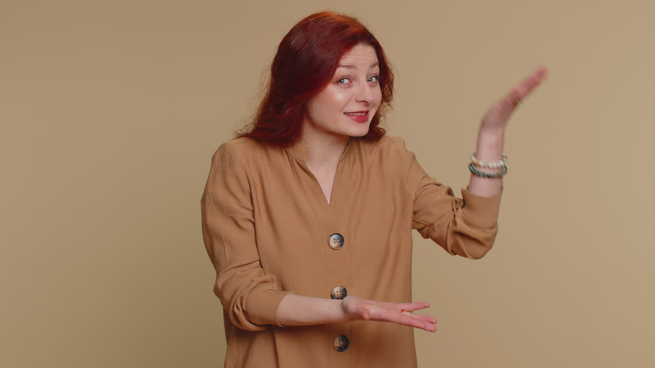 mujer levantando las manos preguntando qué por qué razón del fracaso anti lifehacks ridiculiza incredulidad irritación