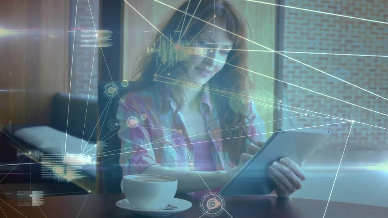 Rete di connessioni con una donna caucasica che beve caffè mentre usa un tablet digitale.