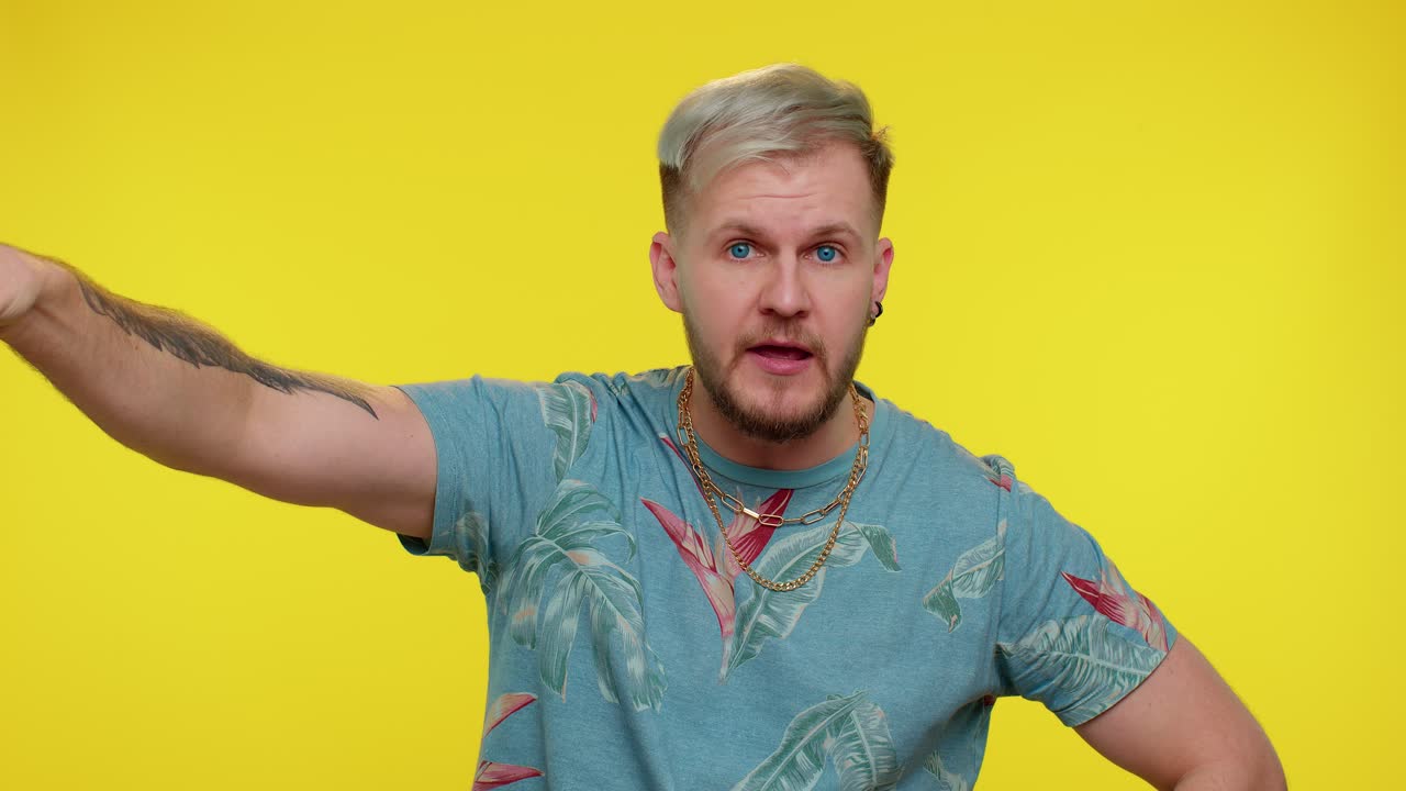 """당신은 해고되었습니다, 남자 보스, 손가락을 가리키고, 그를 혼자 두라고 요청합니다, 엄격한 보스, 해고, 갈등."""