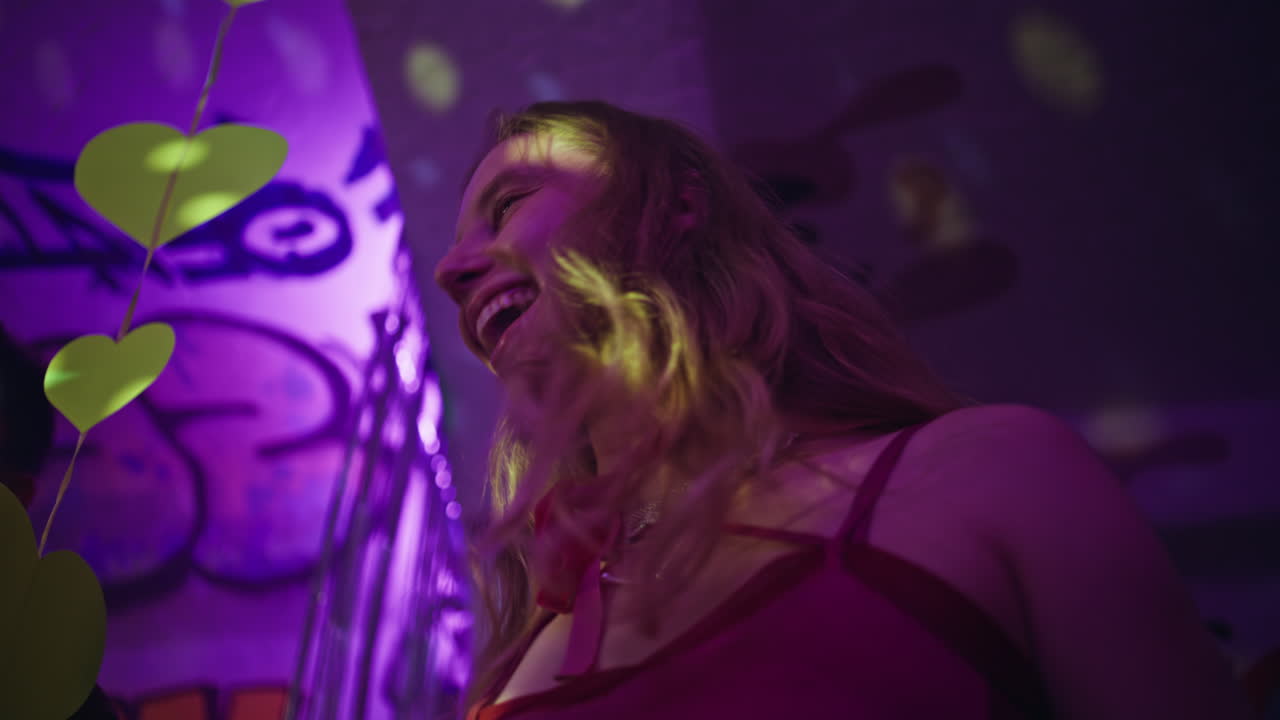 Frequentatori di discoteche si godono la festa in discoteca, primo piano. Giovani diversi che ballano.