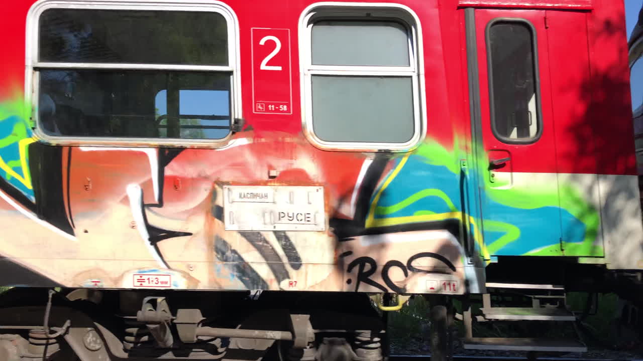 un tren con graffiti pasando - cerrar