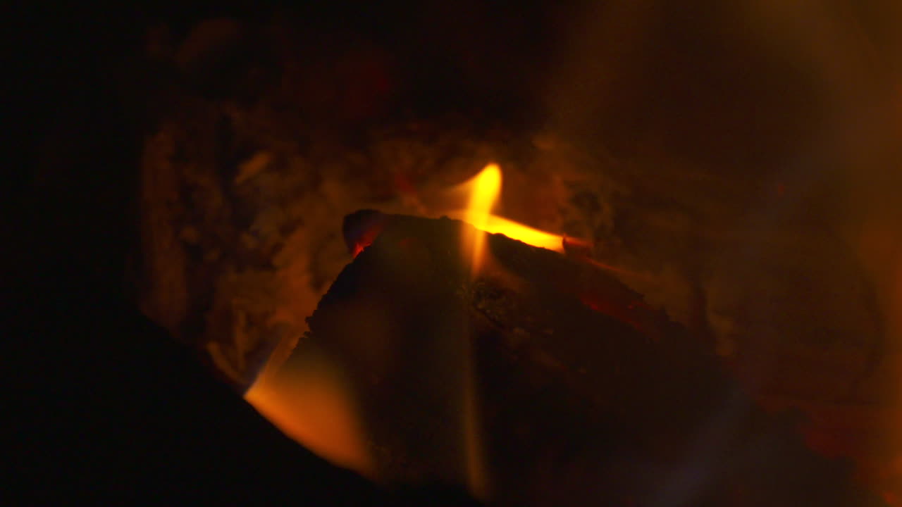 llamas ardiendo en una chimenea