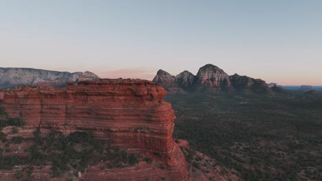 Puesta-De-Sol-Sobre-Una-Formación-Rocosa-Natural-Con-Acantilados-Rojos-En-Sedona,-Arizona,-Estados-Unidos.