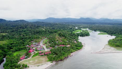 Pueblo-Costero,-Calovebora,-Panamá.-Panorámica-Aérea-De-Drones.-Tiempo-De-Día