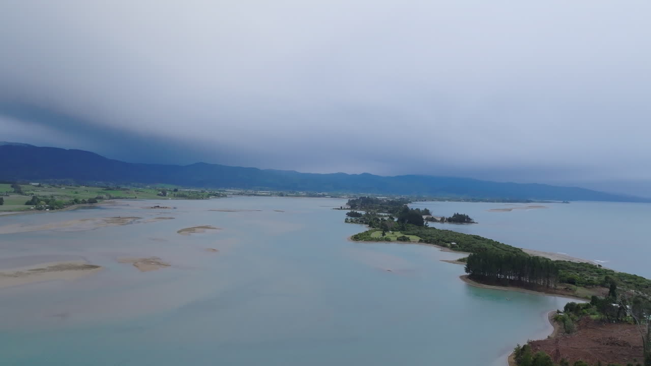 imagen de un avión no tripulado volando sobre la ensenada de moutere cerca de motueka, tasmania, nueva zelanda