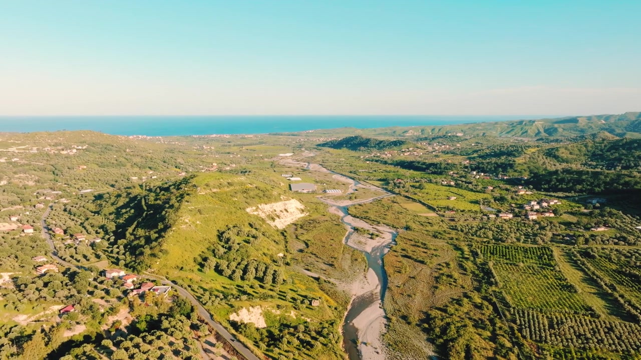 La Fiumara di Calabria si affaccia sul Mar Ionio, un paesaggio di agrumeti