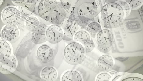 animación de relojes que hacen tic-tac sobre billetes de dólares estadounidenses.