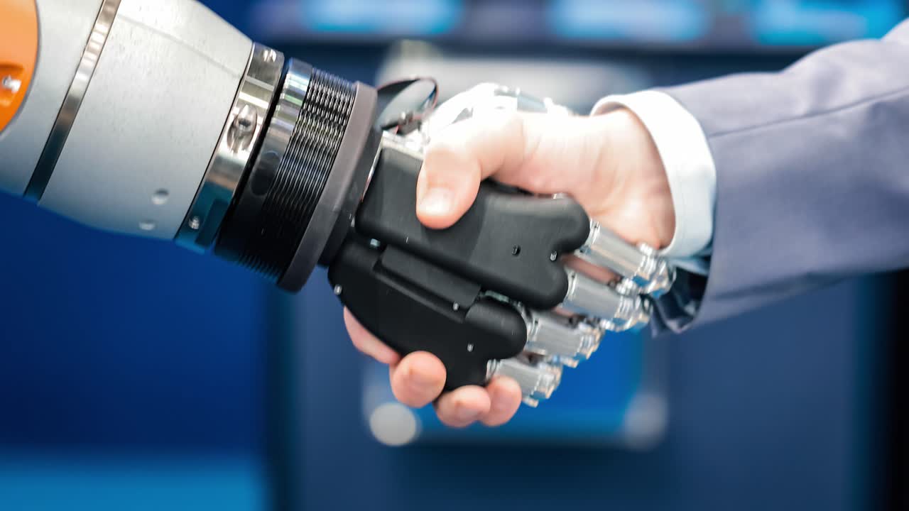 la mano de un hombre de negocios estrechando la mano de un robot androide.